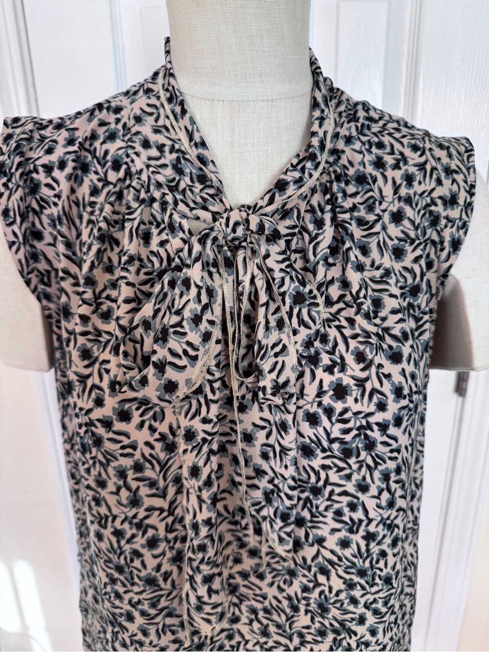 LOFT Floral Tie Neck Sleeveless Blouse Top Medium Blue Black Career Office Boho - Picture 2 of 9